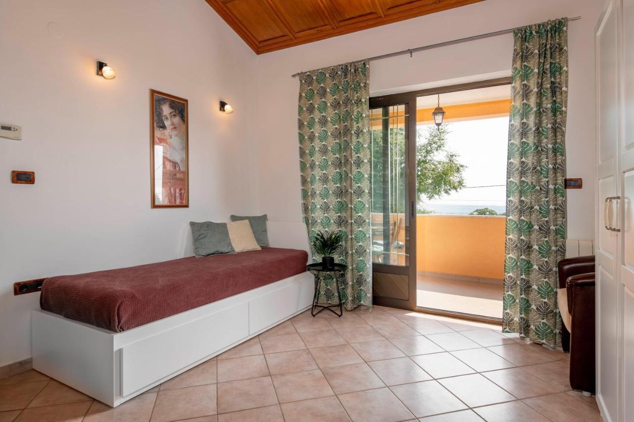 Villa Margerita With Private Pool, Yard And Parking Каштелир Экстерьер фото