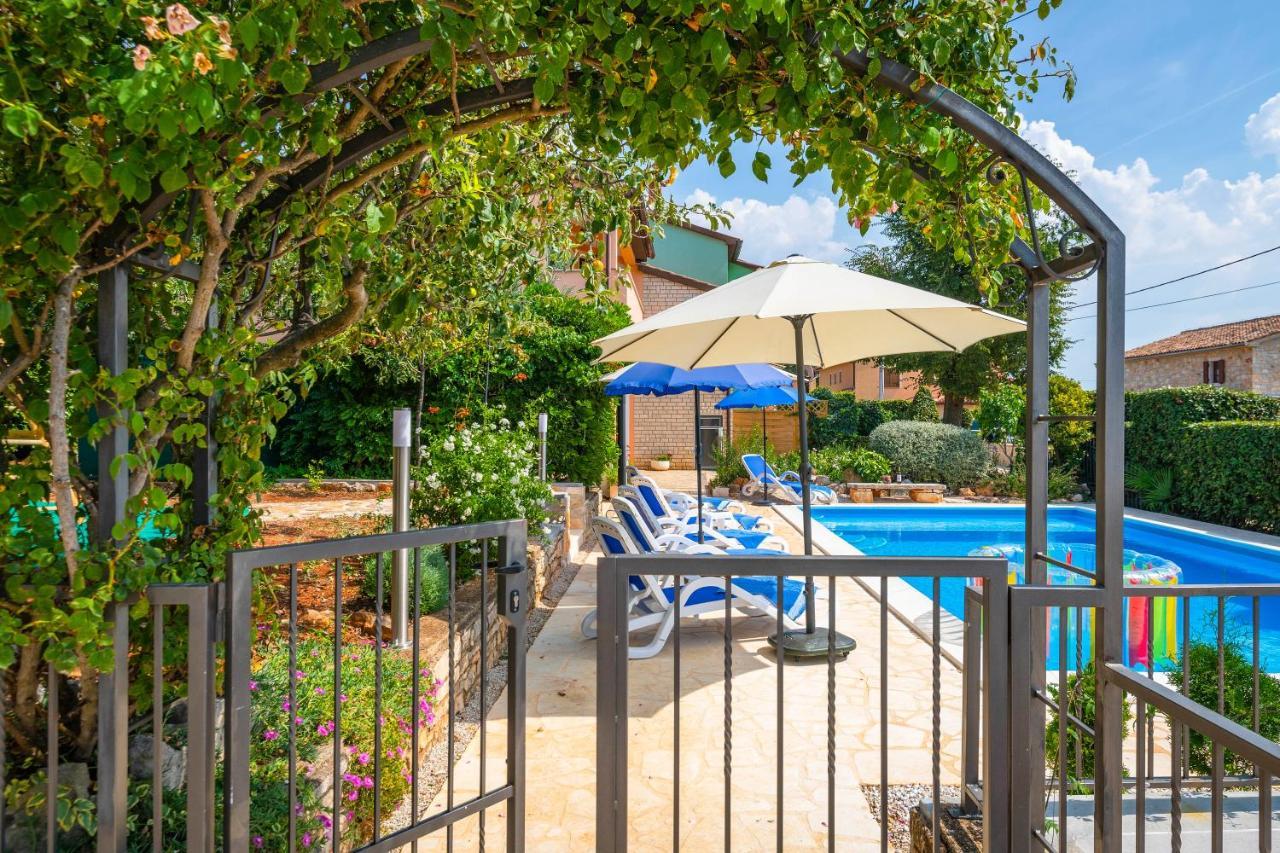Villa Margerita With Private Pool, Yard And Parking Каштелир Экстерьер фото