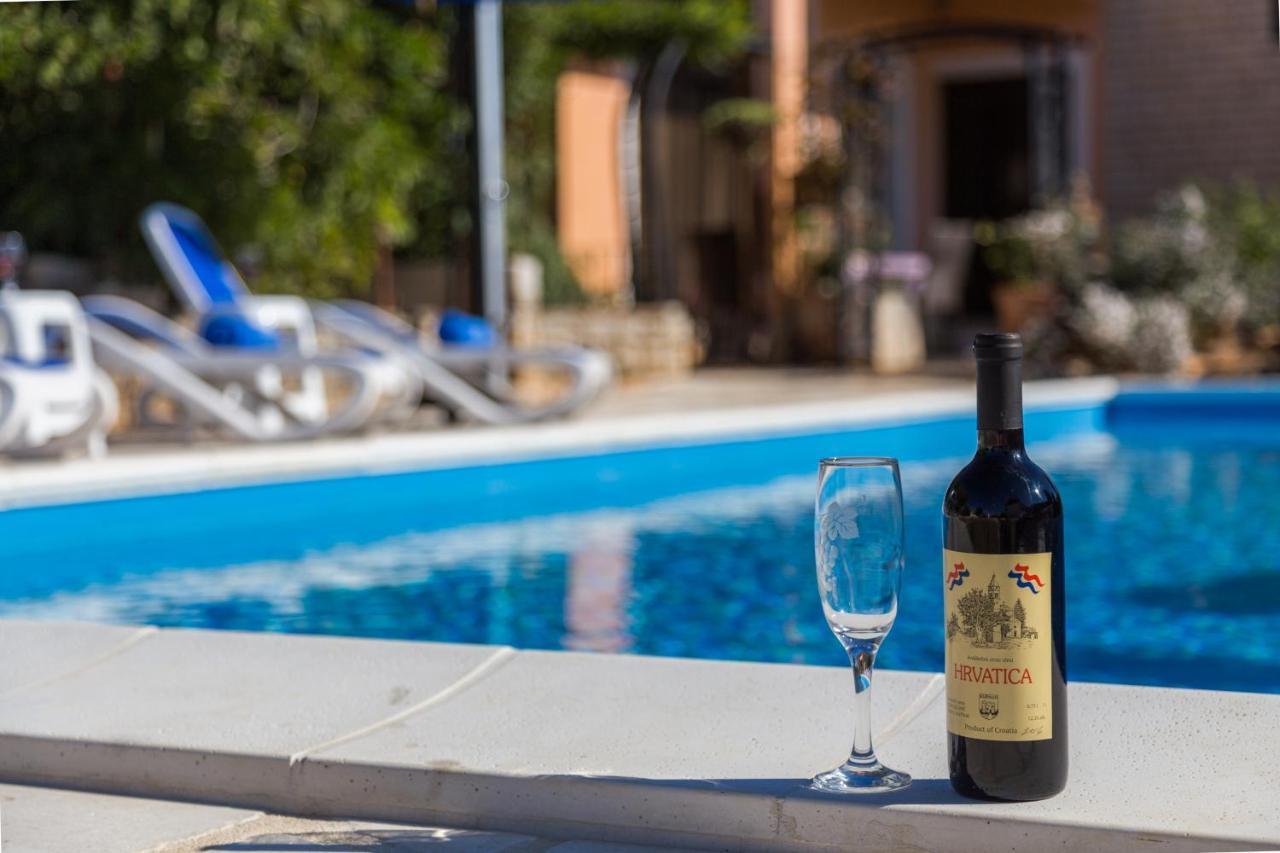 Villa Margerita With Private Pool, Yard And Parking Каштелир Экстерьер фото
